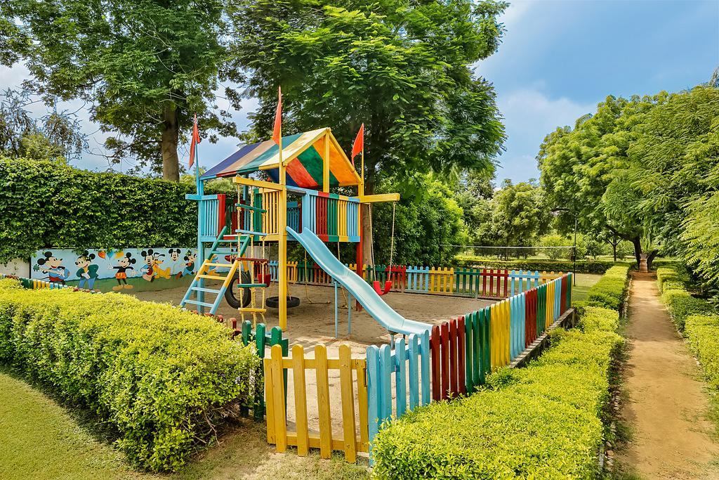 Trident Agra Hotel Agra  Luaran gambar Playground at the park