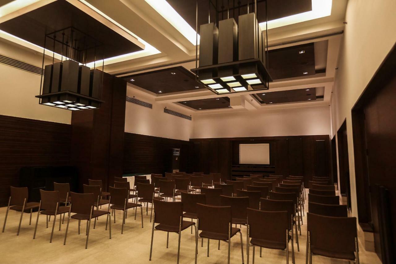 Trident Agra Hotel Agra  Luaran gambar The interior of the main conference room