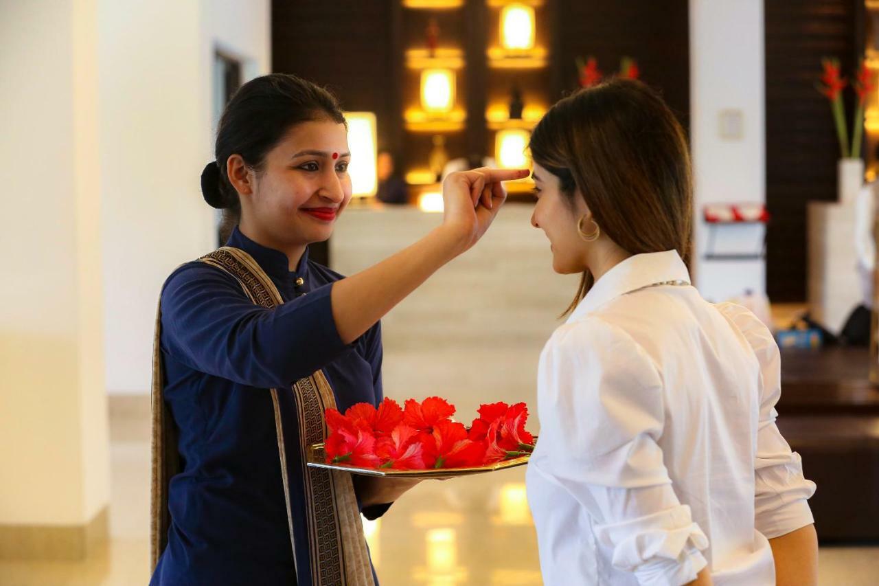 Trident Agra Hotel Agra  Luaran gambar A hotel staff welcoming a guest