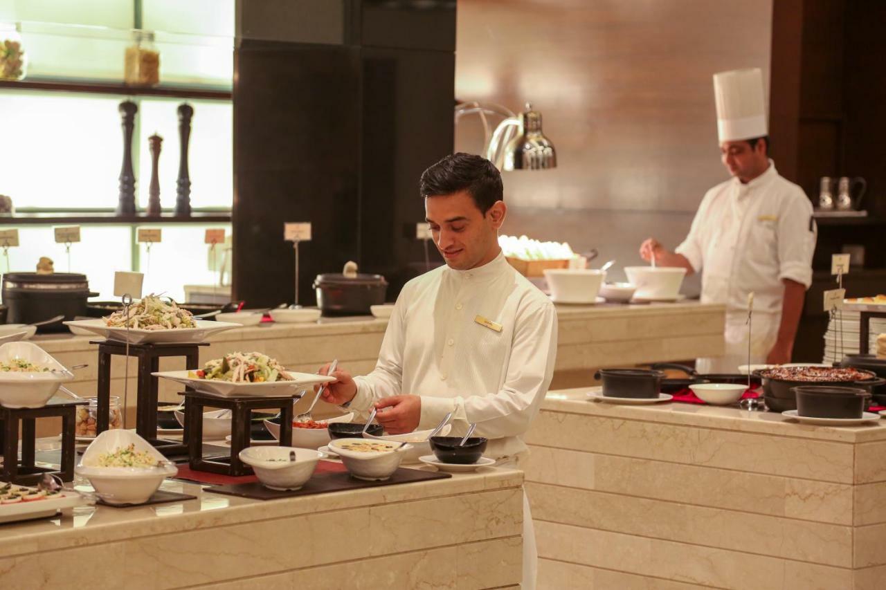 Trident Agra Hotel Agra  Luaran gambar A chef at work