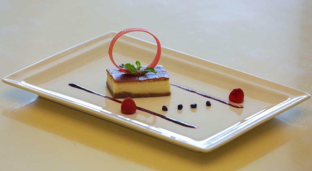 Trident Agra Hotel Agra  Luaran gambar A cheesecake