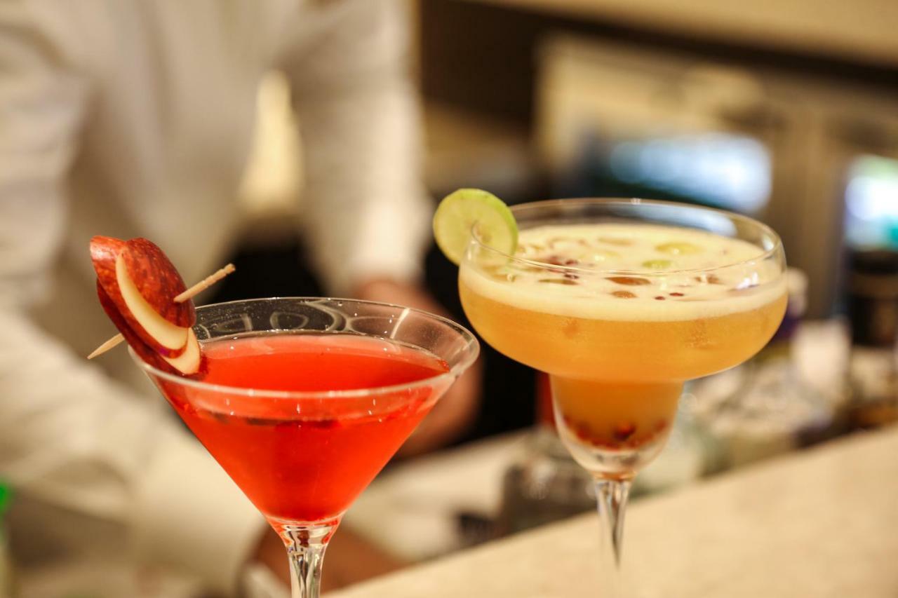 Trident Agra Hotel Agra  Luaran gambar A cosmopolitan (left) and a margarita (right)
