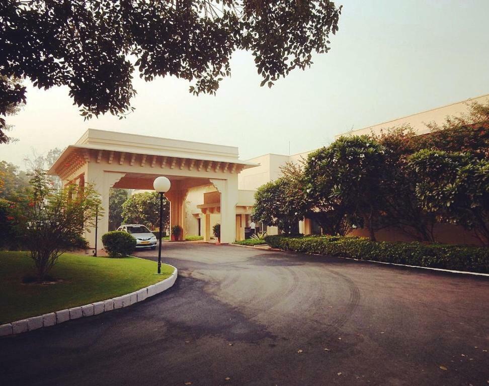 Trident Agra Hotel Agra  Luaran gambar Entrance to the Taj Bengal