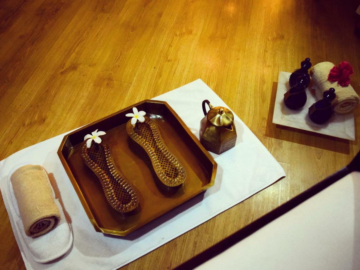 Trident Agra Hotel Agra  Luaran gambar A set of traditional Korean massage tools