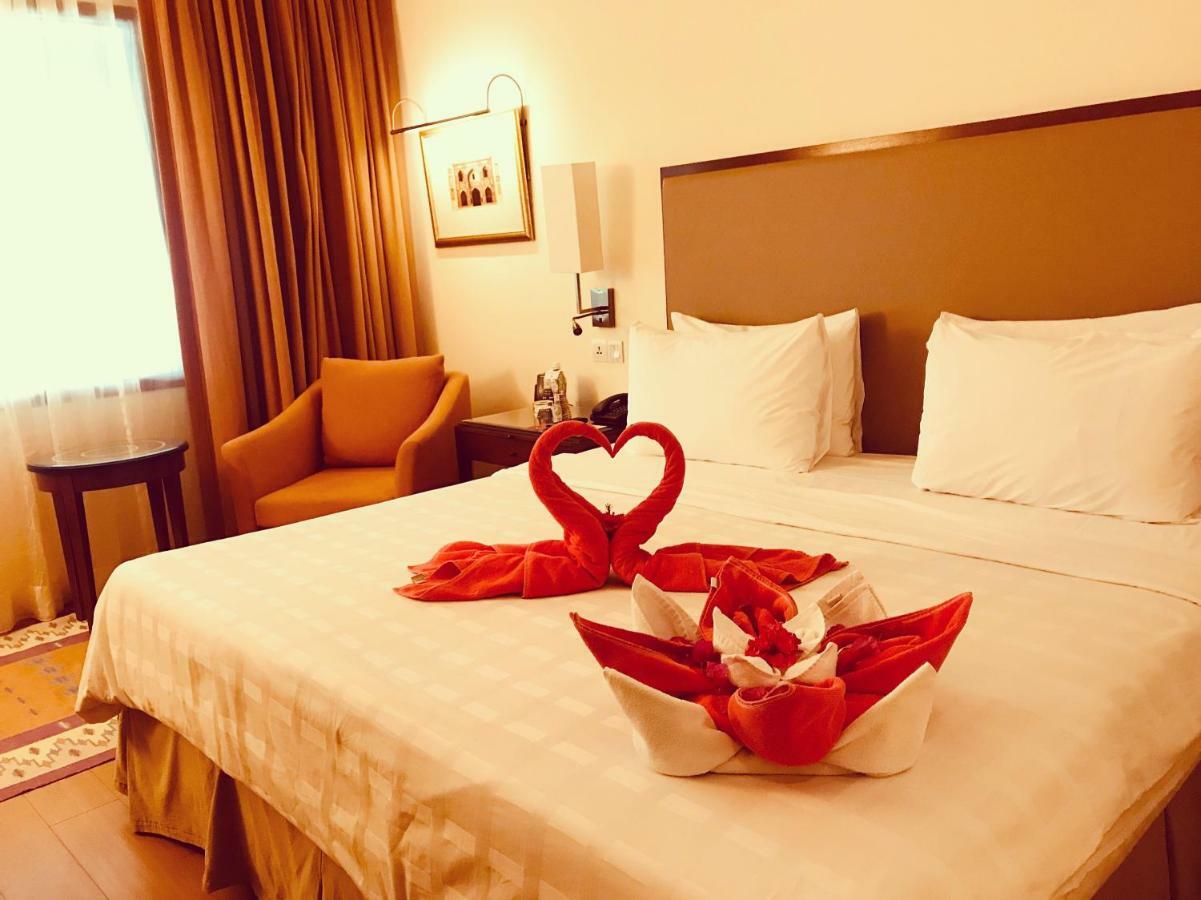 Trident Agra Hotel Agra  Luaran gambar A bed with a heart-shaped towel