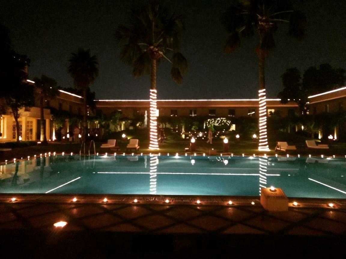 Trident Agra Hotel Agra  Luaran gambar The pool at the Taj Mahal Palace