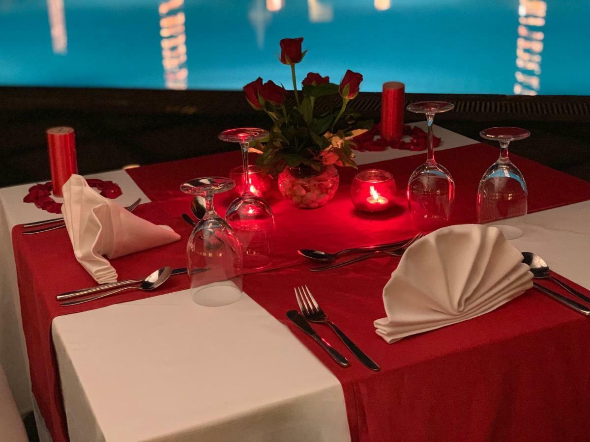 Trident Agra Hotel Agra  Luaran gambar A table set for dinner