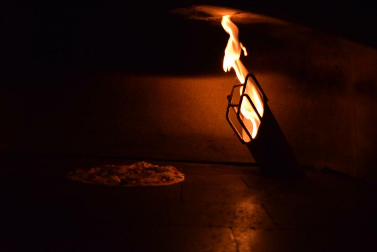 Trident Agra Hotel Agra  Luaran gambar A pizza baking in a wood-fired oven