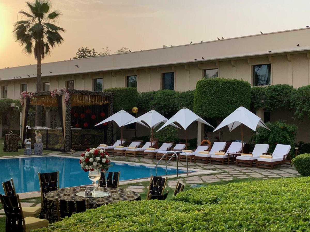 Trident Agra Hotel Agra  Luaran gambar The pool at the hotel