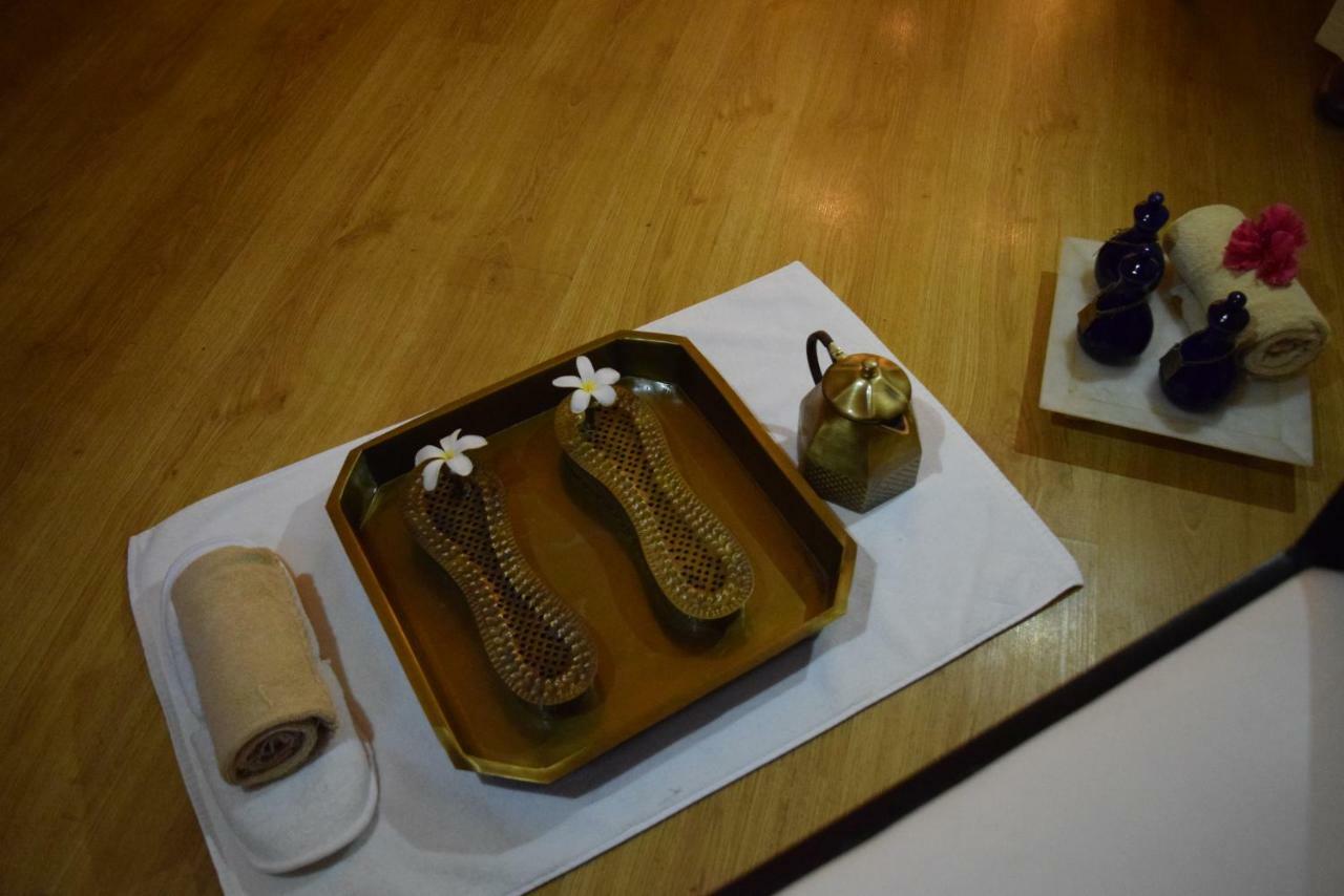 Trident Agra Hotel Agra  Luaran gambar A set of traditional Thai massage tools