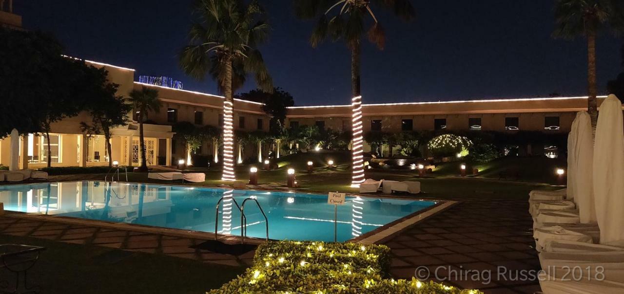 Trident Agra Hotel Agra  Luaran gambar The pool at the Taj Mahal Palace