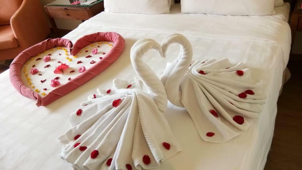 Trident Agra Hotel Agra  Luaran gambar Towel swans