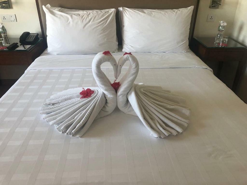 Trident Agra Hotel Agra  Luaran gambar Towel swans on a bed